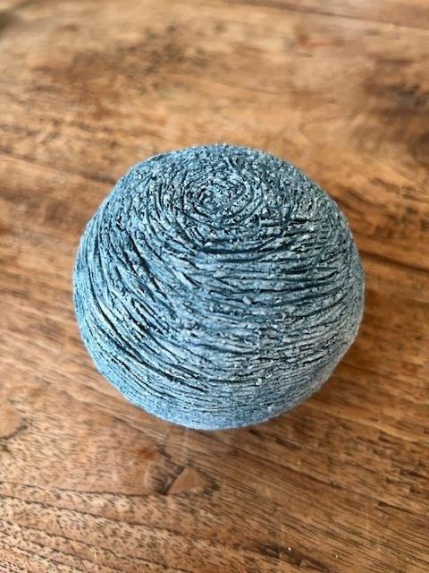 Striped ceramic sphere